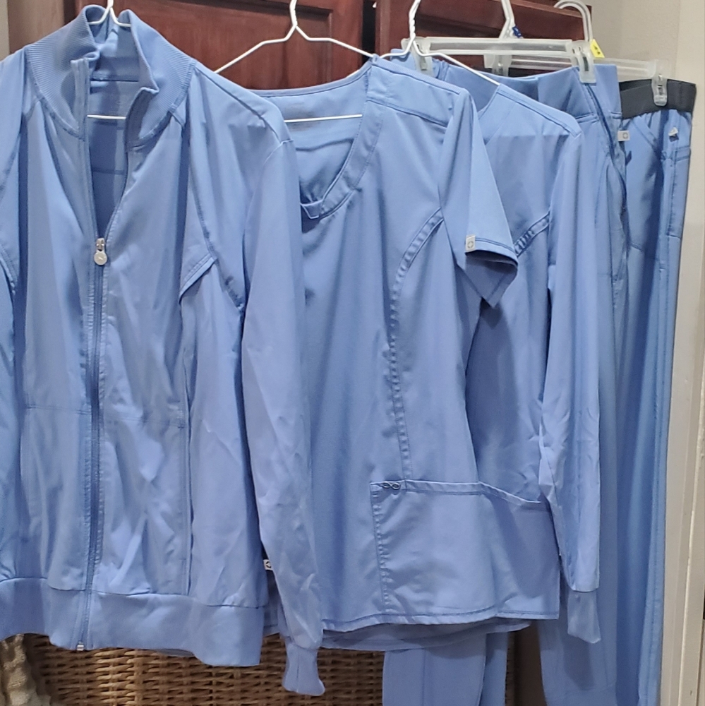 Light Blue 5 Piece Scrub Set. 2 Style Pants, Long Sleeve,short Sleeve And Jacket